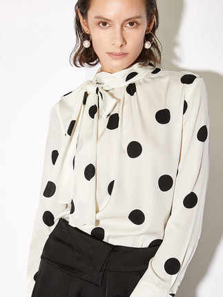 Großhandel das beste Frauen -Seidenhemd mit schwarzen Punkten für Frauen zum Verkauf von der Bekleidungsfabrik