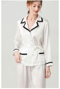 Maßgeschneidertes weißes Seidenpyjama-Set in Übergröße mit Button-Down für Damen in großen Mengen